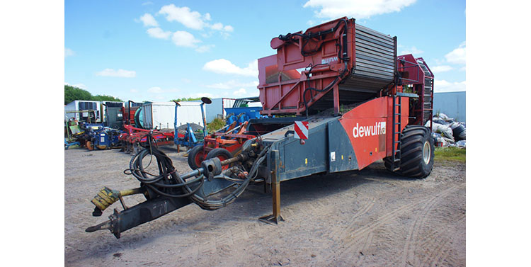 Dewulf RS2060 Trailed 2-Row Sieving HarvesterSerial Number 5811679,
Year 2011
